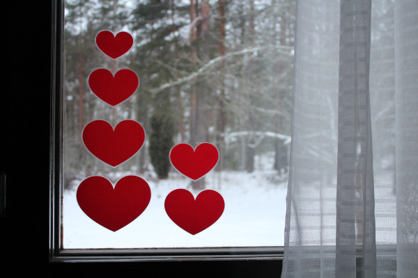 Irroitettava kaksipuoleinen sydäntarra