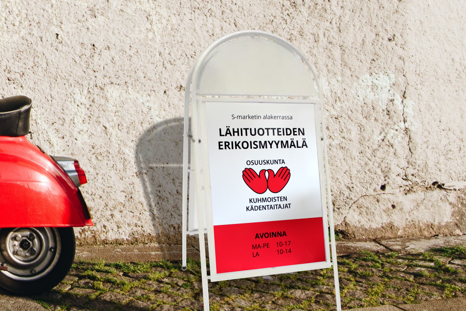 Lähituotteiden erikoismyymälä -kyltti A-telineessä