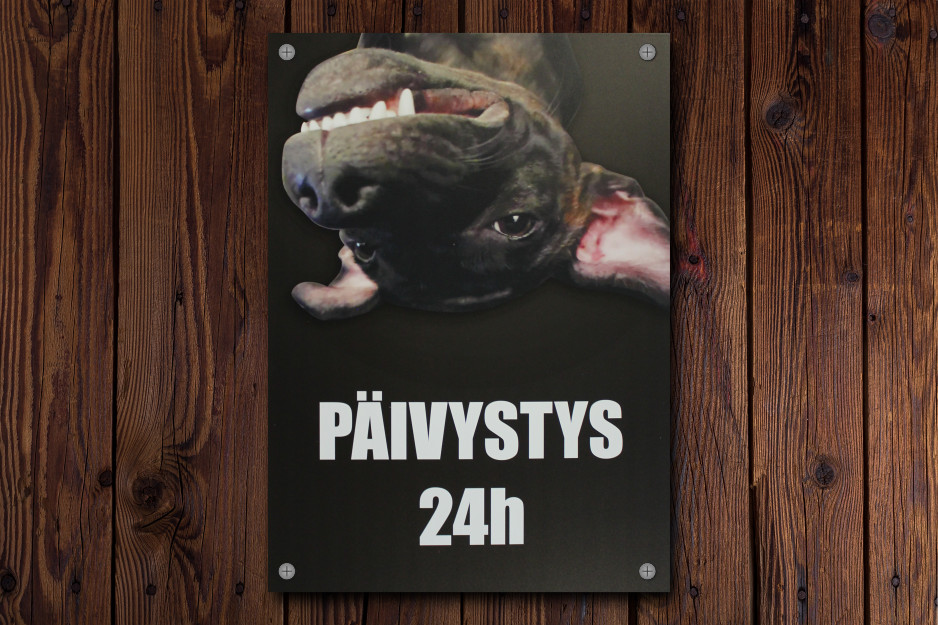 Ruskea taustainen päivystys 24h -kyltti koirankuvalla