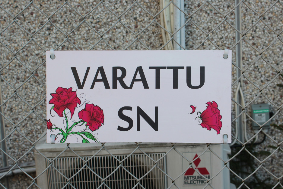 Varattu Sn -kyltti