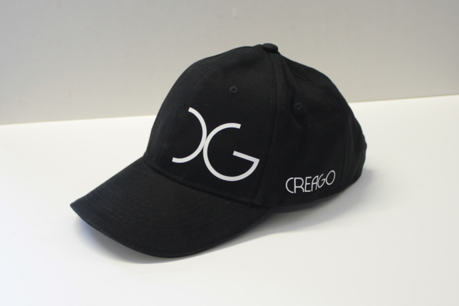 Musta lippis valkoisilla Creago merkkauksilla