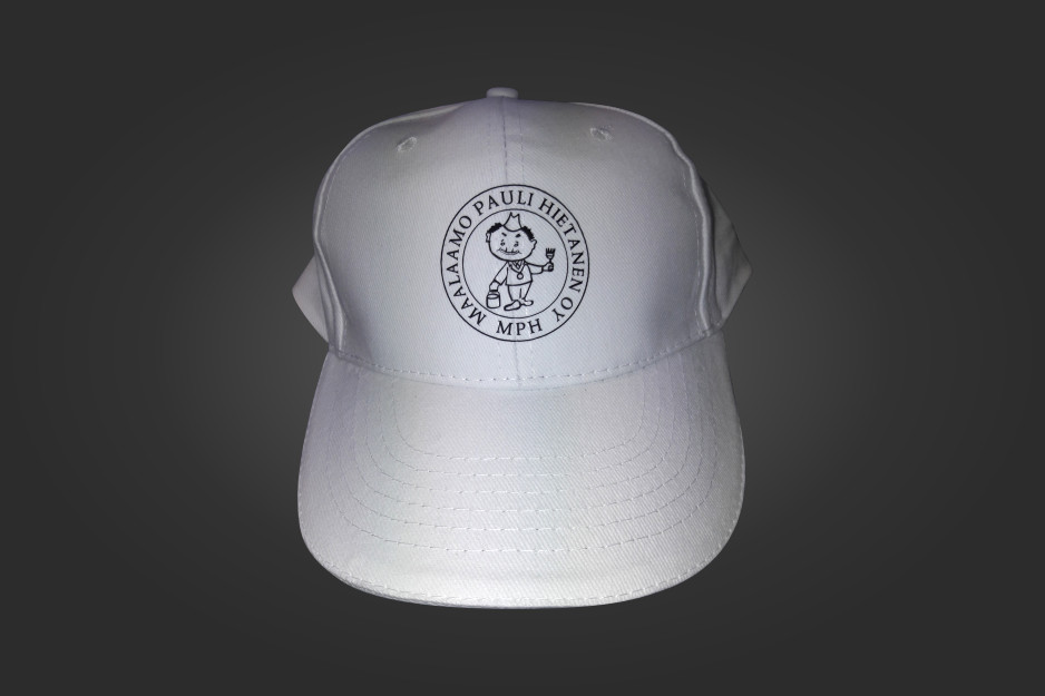 Valkoinen lippis Maalaamo Pauli Hietasen logolla