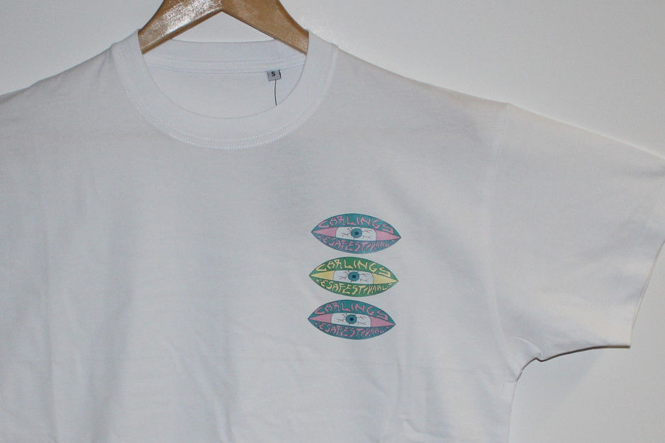 Valkoinen t-paita Carlings Kesäfestivaalit 3x silmä -merkkauksella