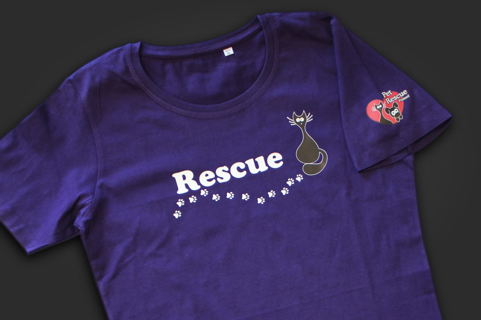 Violetti naisten t-paita Rescuekissa ja Pet Rescue merkkauksilla