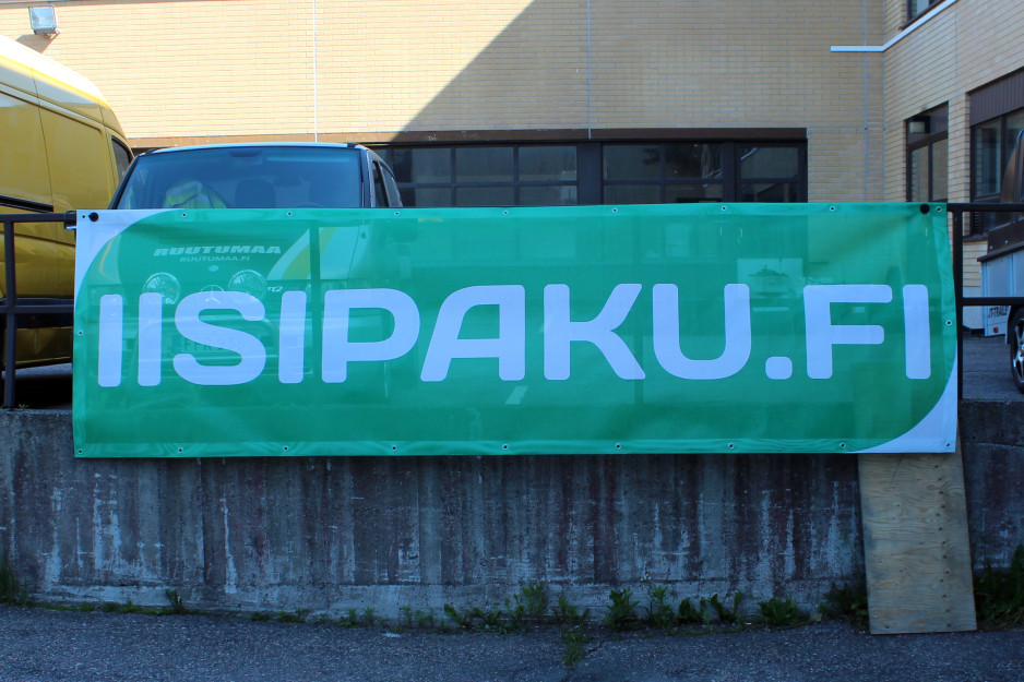Iisipaku.fi -banneri reikävinyylistä