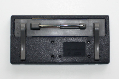 Nimikilpi takapuolelta