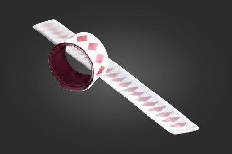 Valkopohjainen jousiheijastin punaisilla salmiakkikuvioilla