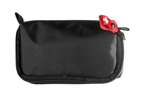 Musta ensiapulaukku punaisella vetoketjuvetimellä