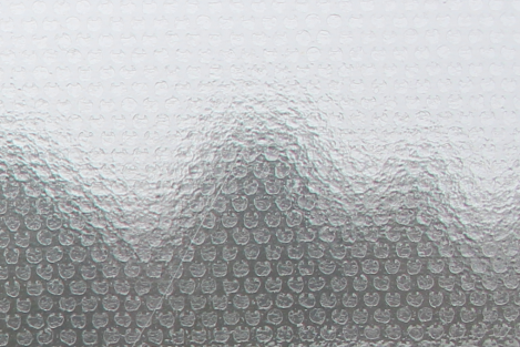 Läpinäkyvä pisteliimainen tarra