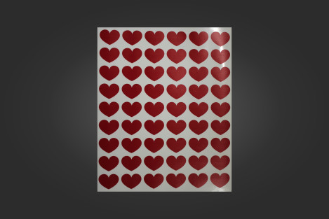 Pieniä sydäntarroja arkilla