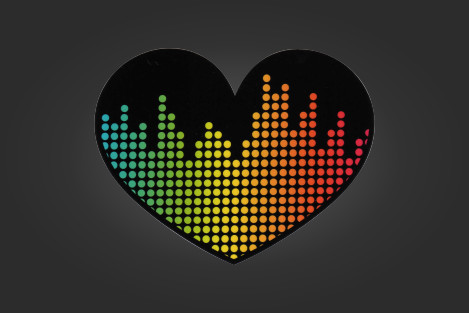 Mustapohjainen sydän värikkäillä pallokoristeille